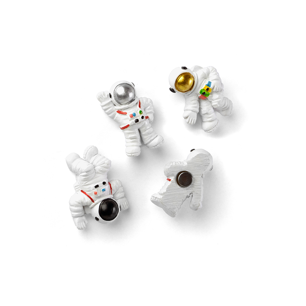 طقم 4 لاصقات مغناطيسية بشكل رائد فضاء، تريندفورم